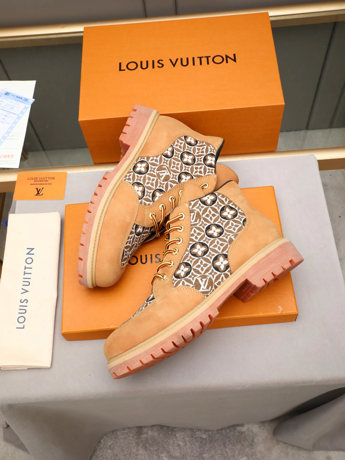 PP460 LOUIS VUITTON ss25 LV donkey brand new thick-soled lace-up big-toe shoes men's casual shoes high-top short boots. These boots are crafted from top-grain calf leather for a lightweight and comfortable fit. The thick EVA outsole is embellished with eye-catching ridges, and the trendy attitude of being both strong and soft makes it an everyday choice. ✔Upper: imported first-layer cowhide ✔Inner lining: sheep lining ✔Outsole: original molded outsole Size: 38-44 (45 customized)